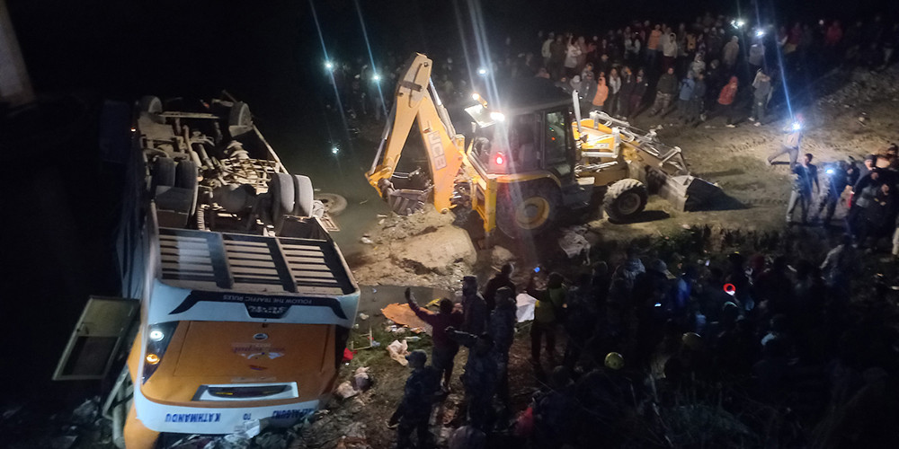 नेपालगञ्जबाट काठमाडौँ जाँदै गरेको बस राप्ती नदीमा खस्दा चारको मृत्यु
